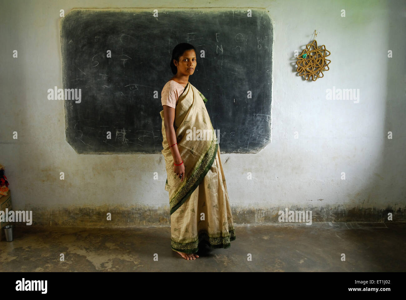 Femme enceinte enseignante, tribu Ho, peuple tribal, Chakradharpur, Singhbhum Ouest, Jharkhet, Inde, Asie Banque D'Images