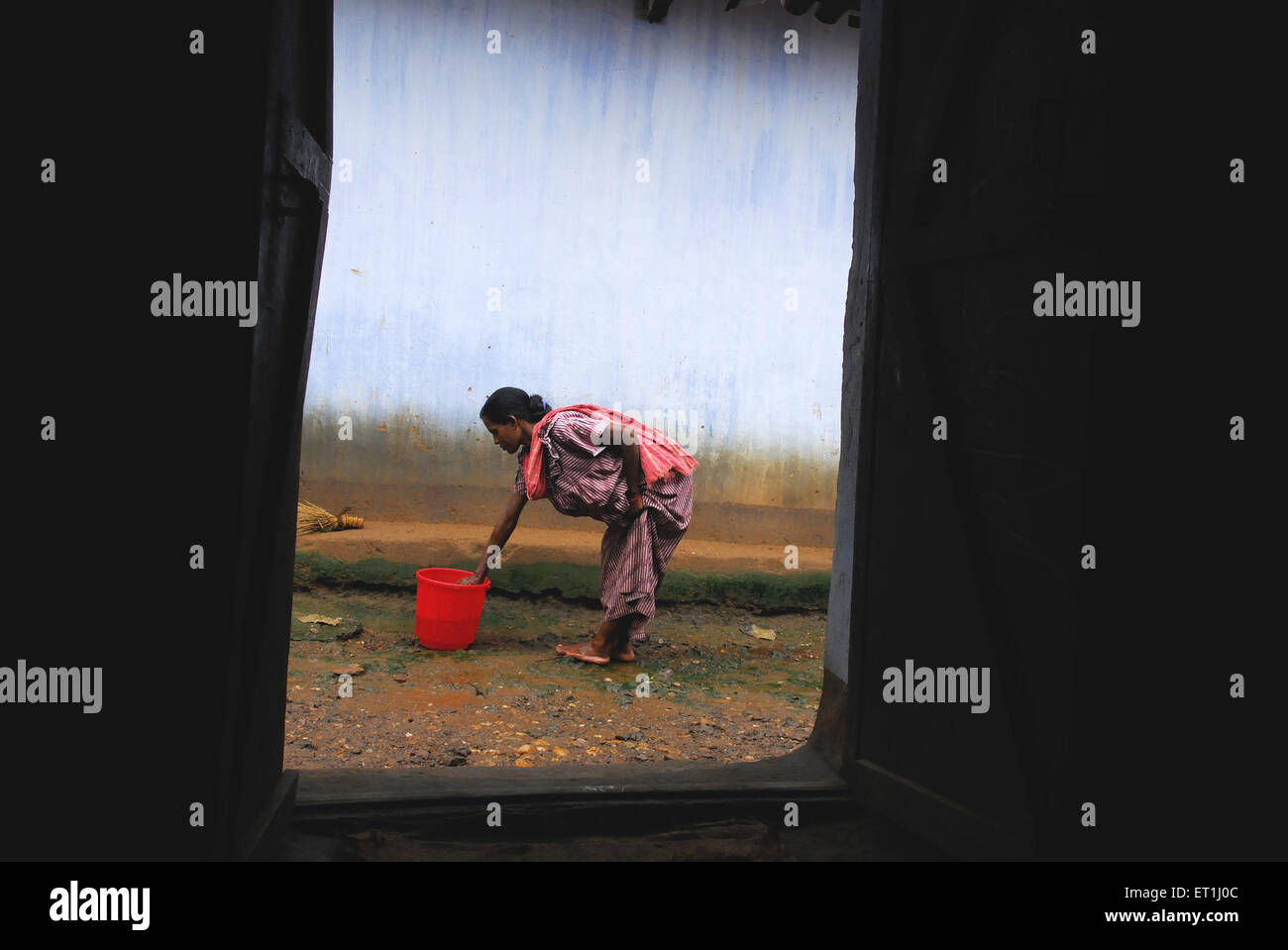 Femme faisant des travaux ménagers, tribu Ho, peuple tribal, Chakradharpur, Singhbhum Ouest, Jharkhet, Inde, Asie Banque D'Images