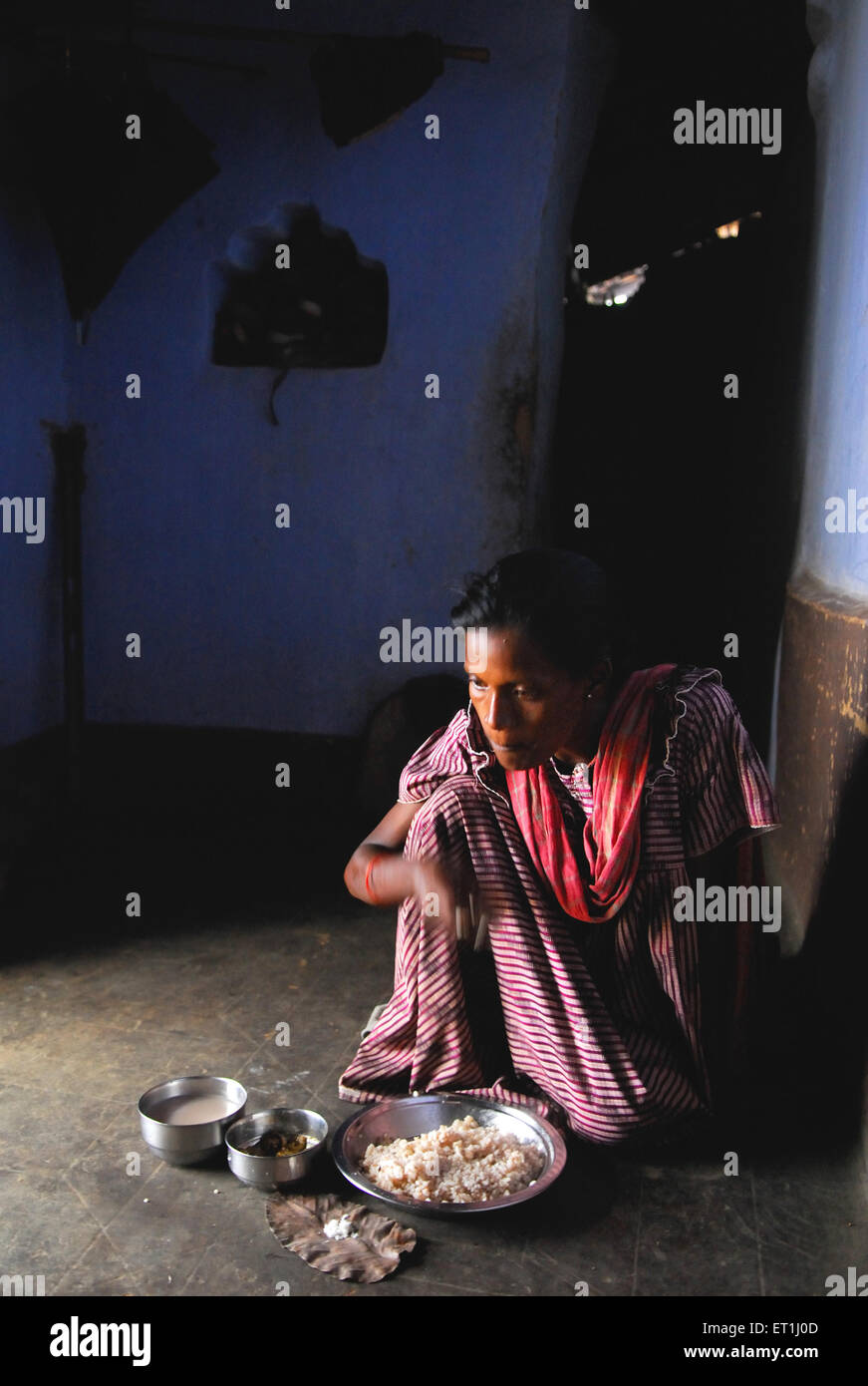 Femme ayant déjeuner, tribu Ho, peuple tribal, Chakradharpur, Singhbhum Ouest, Jharkhet, Inde, Asie Banque D'Images