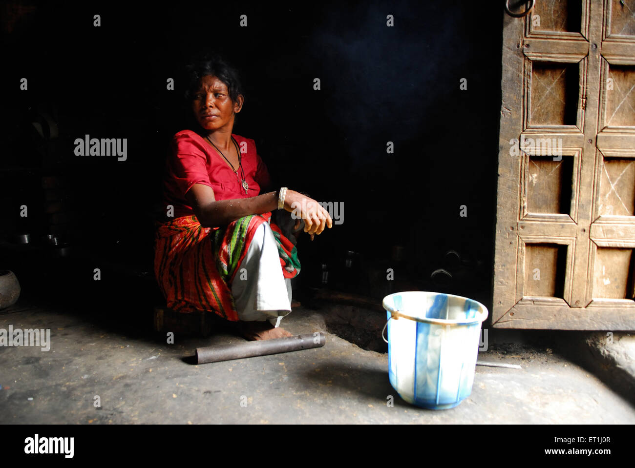 Femme faisant de l'activité familiale, tribu Ho, peuple tribal, Chakradharpur, Singhbhum Ouest, Jharkhet, Inde, Asie Banque D'Images