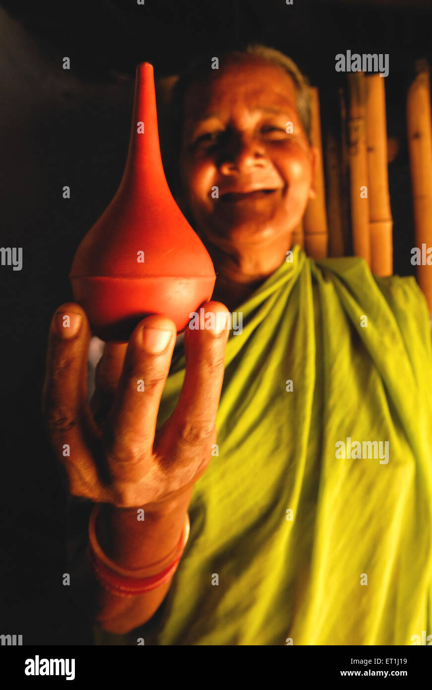 Tribus Ho holding sage-femme aide la naissance ; pompe à air ; Chakradharpur Jharkhand en Inde ; Banque D'Images