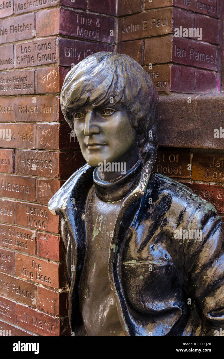 Statue de John Lennon à l'extérieur de la Caverne Pub sur Mathew Street, Liverpool, Merseyside, England, UK Banque D'Images