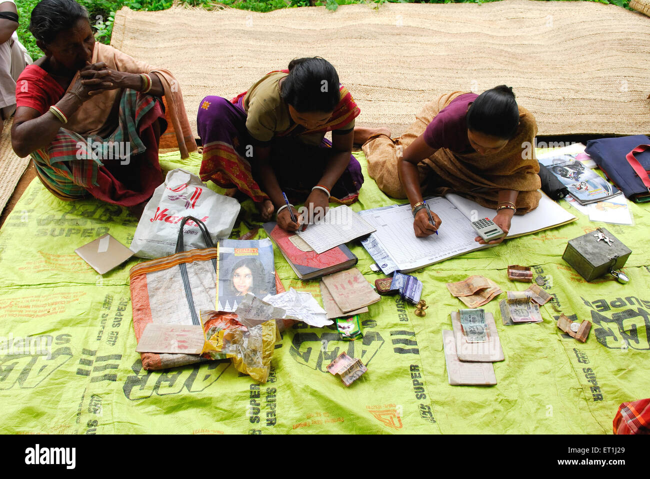 Femmes comptant de l'argent, tribu Ho, peuple tribal, Chakradharpur, Singhbhum Ouest, Jharkhet, Inde, Asie Banque D'Images