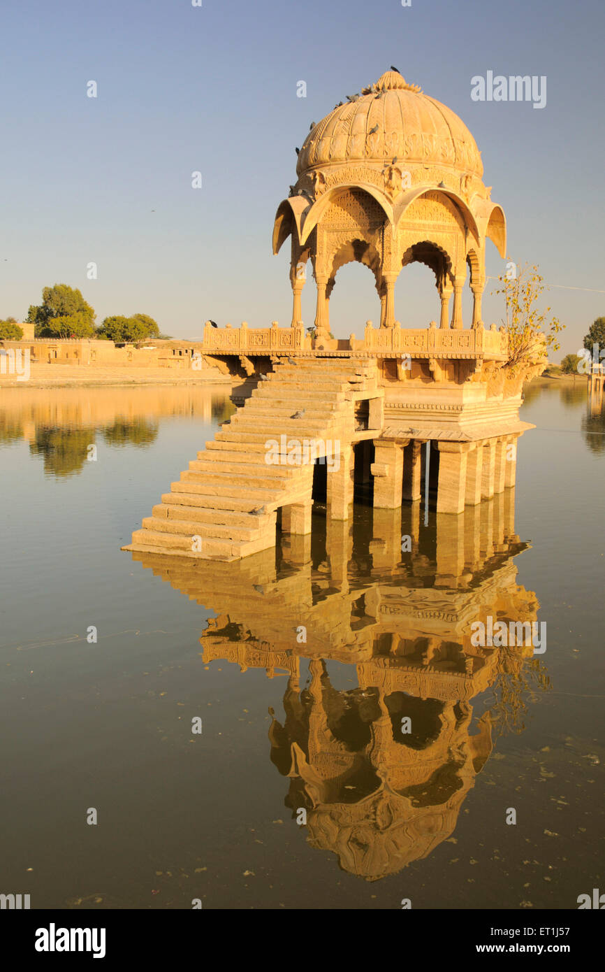 Cénotaphe appelé chhatri reflet dans l'eau construite en milieu de Gadisar lac Gadsisar ou ; ; ; Inde Rajasthan Jaisalmer Banque D'Images