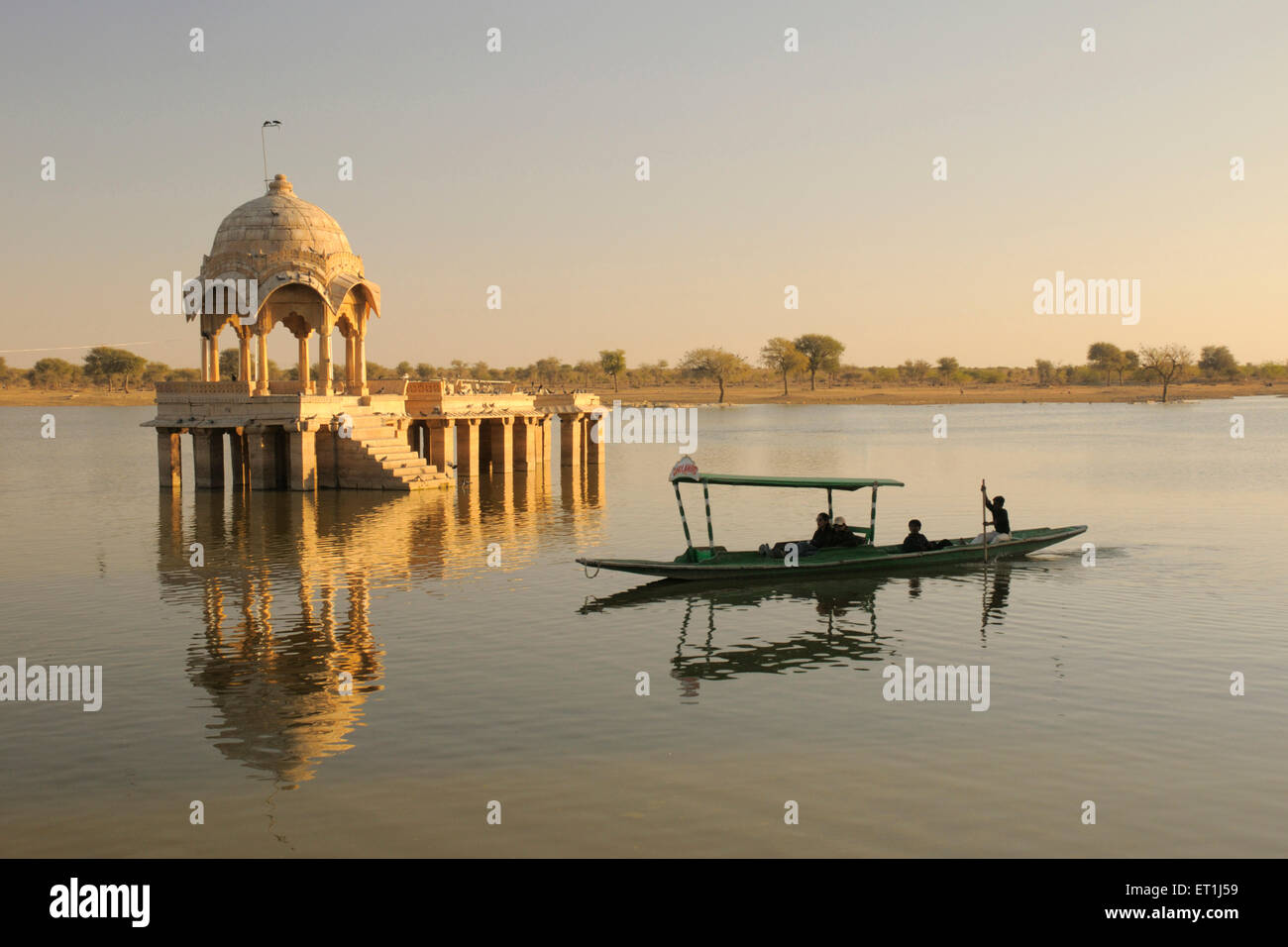 Chhatri cénotaphe appelé réflexion et voile connu dans l'eau de shikara Gadsisar Gadisar lake ou ; ; ; Inde Rajasthan Jaisalmer Banque D'Images