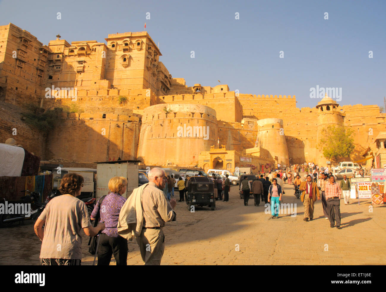 Vue de fort Jaislamer en grès avec mur imposant ; ; ; Inde Rajasthan Jaisalmer Banque D'Images