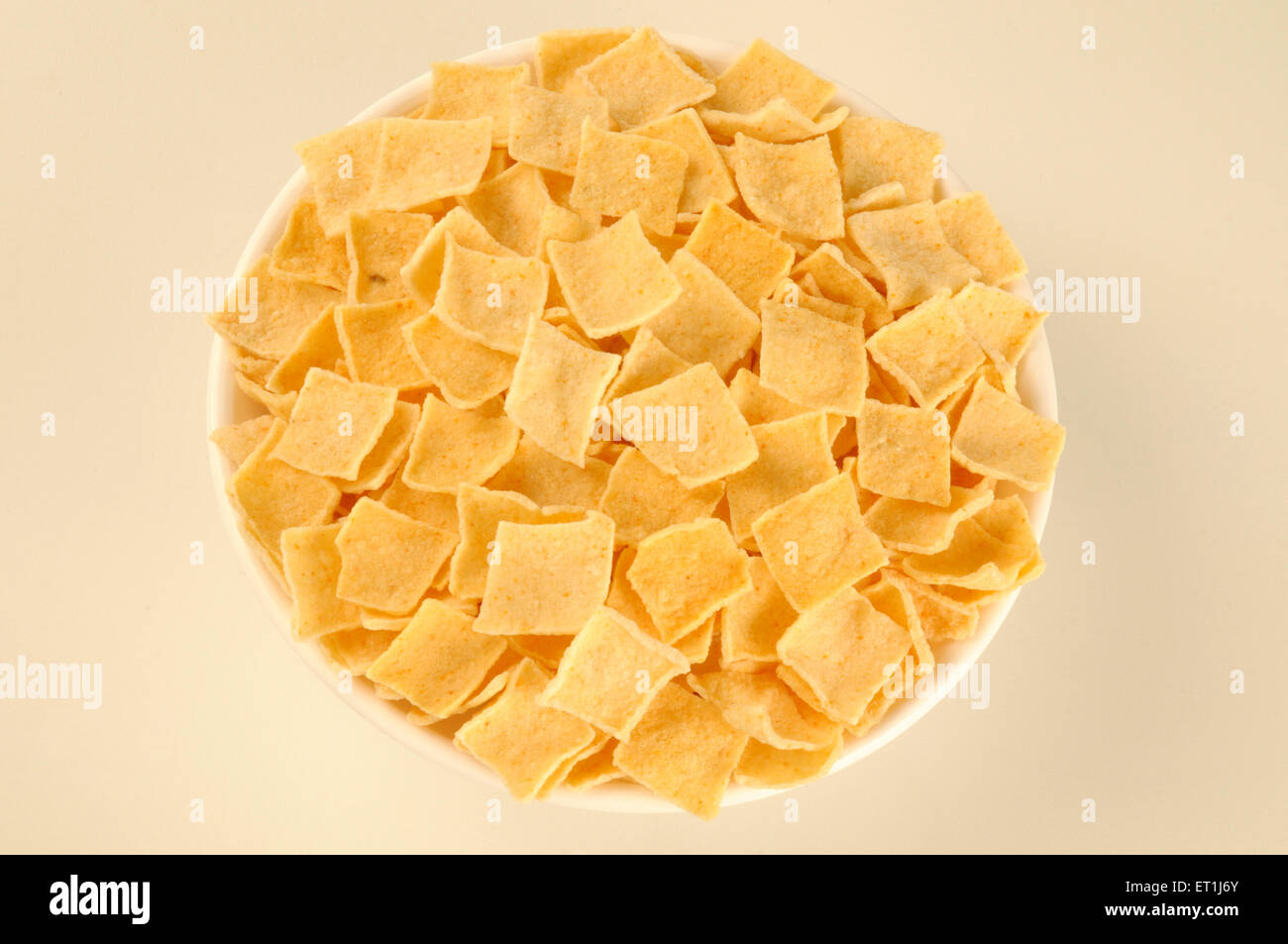 papad dans un bol blanc sur fond blanc Banque D'Images