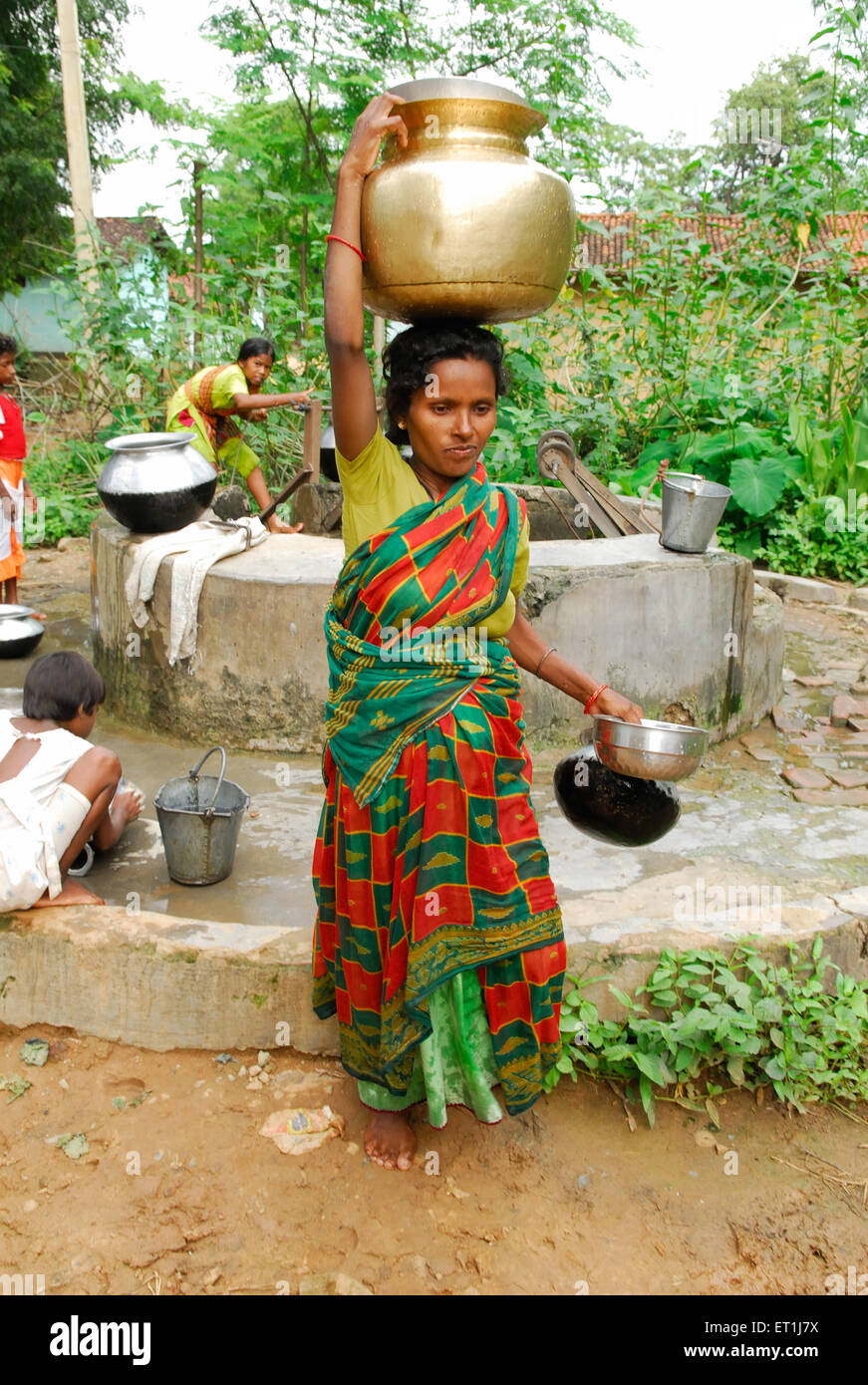 Femme enceinte transportant des pots d'eau, tribu Ho, peuple tribal, Chakradharpur, Singhbhum Ouest, Jharkhet, Inde, Asie Banque D'Images