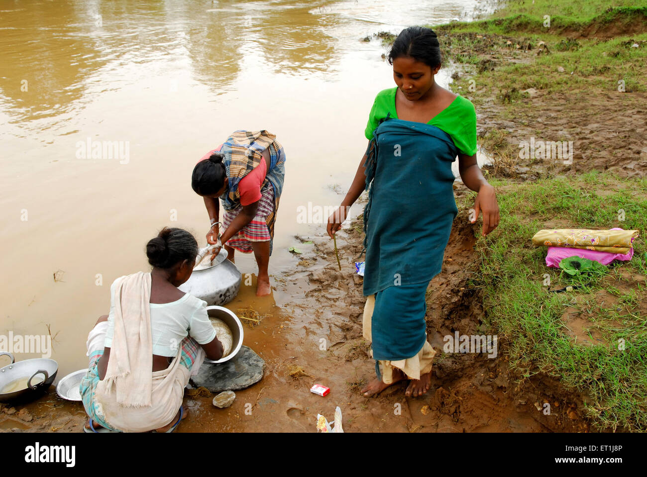 Les femmes lavant des pots dans la rivière, la tribu Ho, les gens tribaux, Chakradharpur, Singhbhum Ouest, Jharkhet, Inde, Asie Banque D'Images