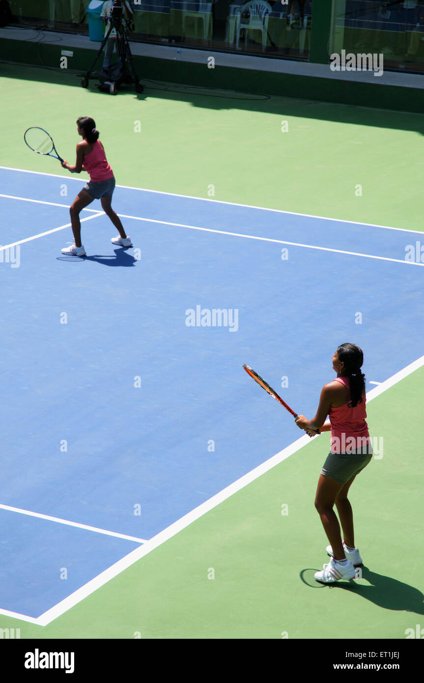Joueurs de tennis indiens rashmi teltumbde et tanvi shah jouant ; Pune ; Maharashtra ; Inde Banque D'Images