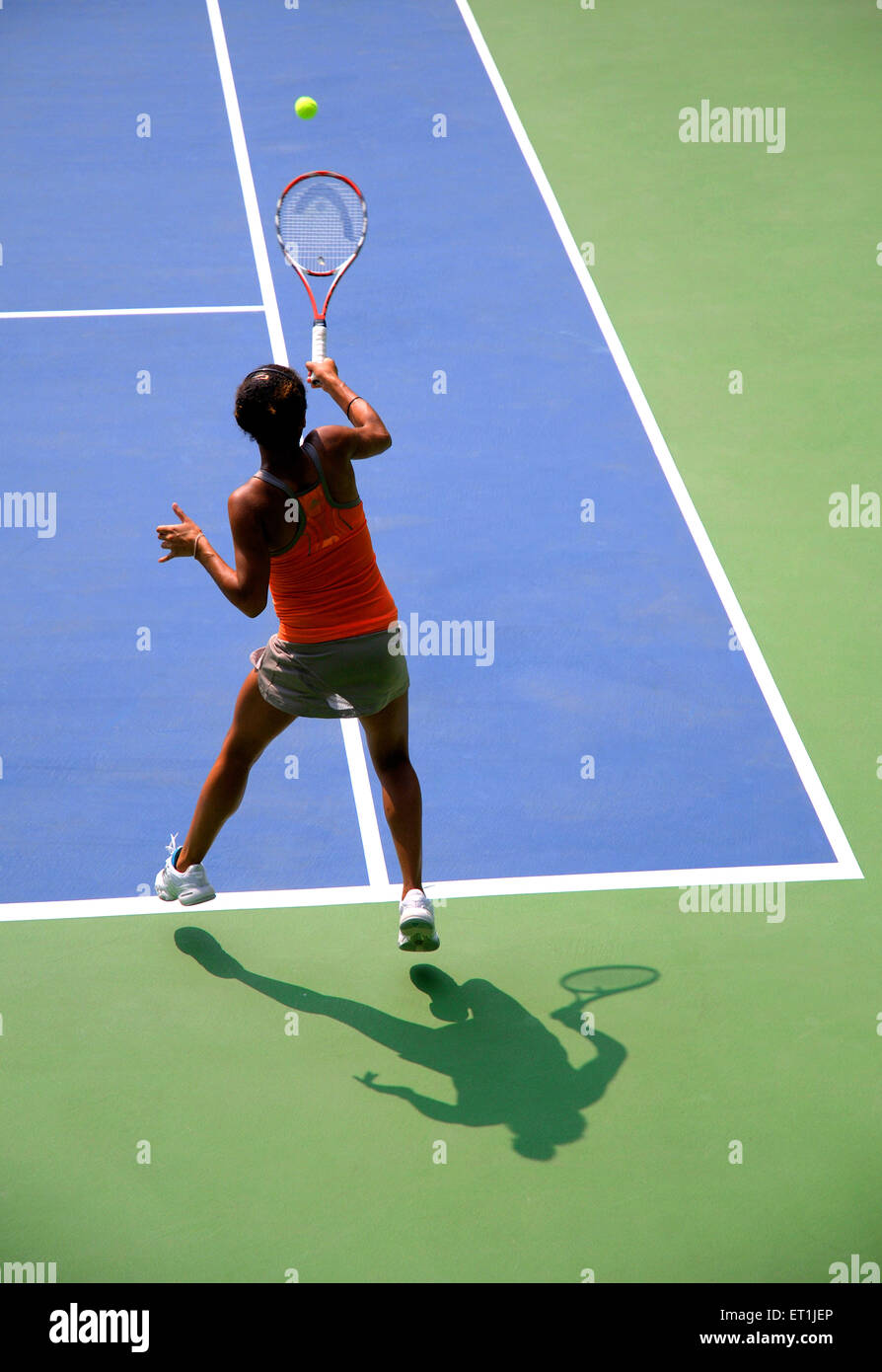 Heather Watson jouant au tennis ; Pune ; Maharashtra ; Inde Banque D'Images