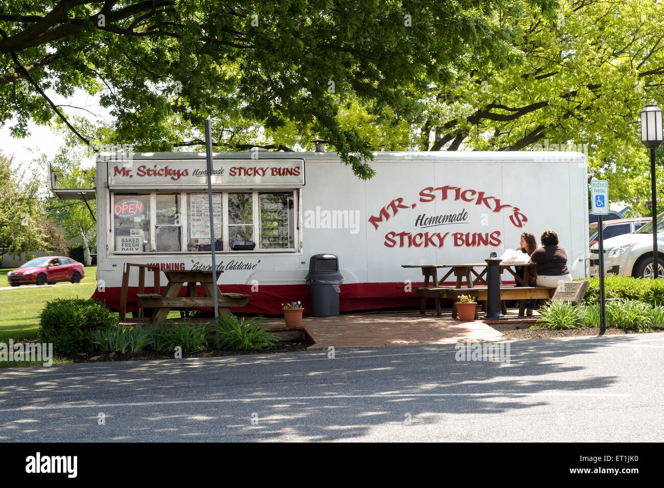 Deux personnes sur une terrasse à Sticky buns, camion alimentaire dans la région de Lancaster, Pennsylvanie, USA. Banque D'Images
