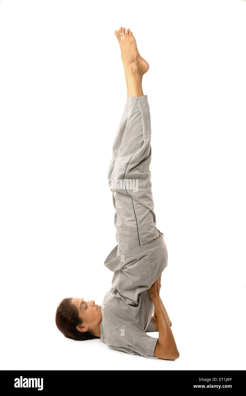 Dame faisant les exercices du Yoga sarvangasana M.# 190 5 Septembre 2009 Banque D'Images