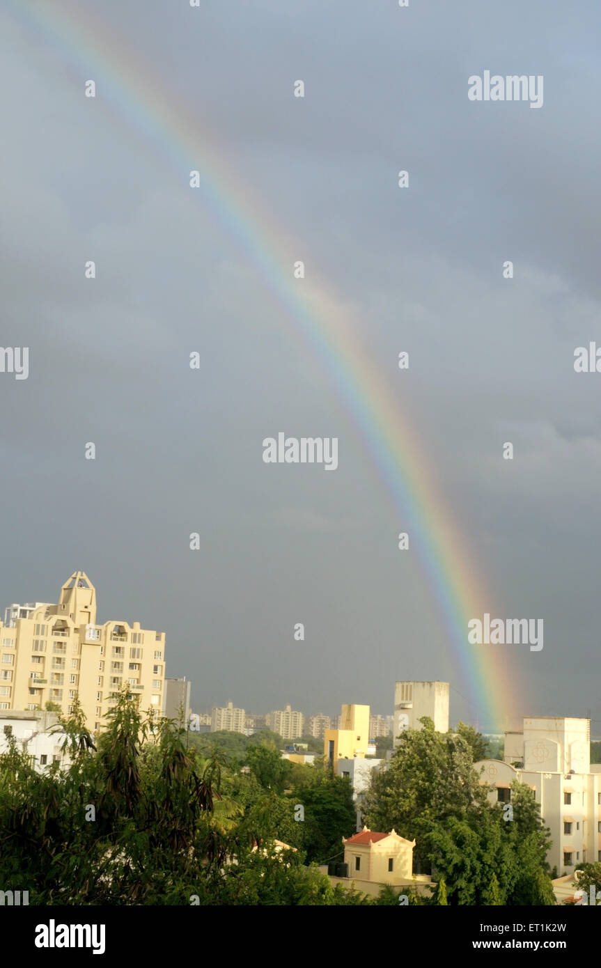 Un arc-en-ciel sur une ville Pune Maharashtra ; ; Inde ; Asie 2 Août 2010 Banque D'Images