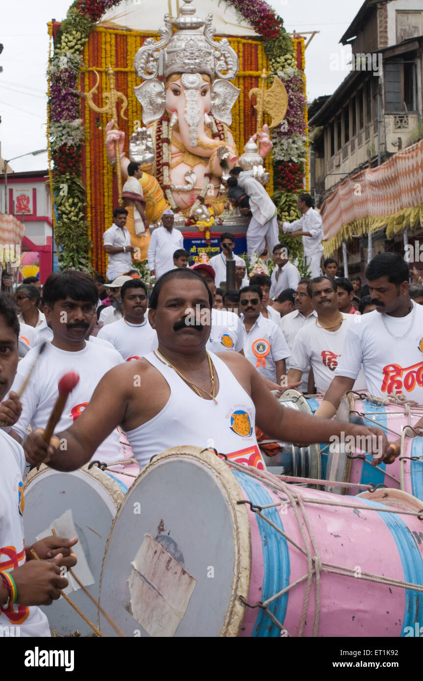 L'homme jouer instruments musique Pune Maharashtra Inde Asie Sept 2011 Banque D'Images