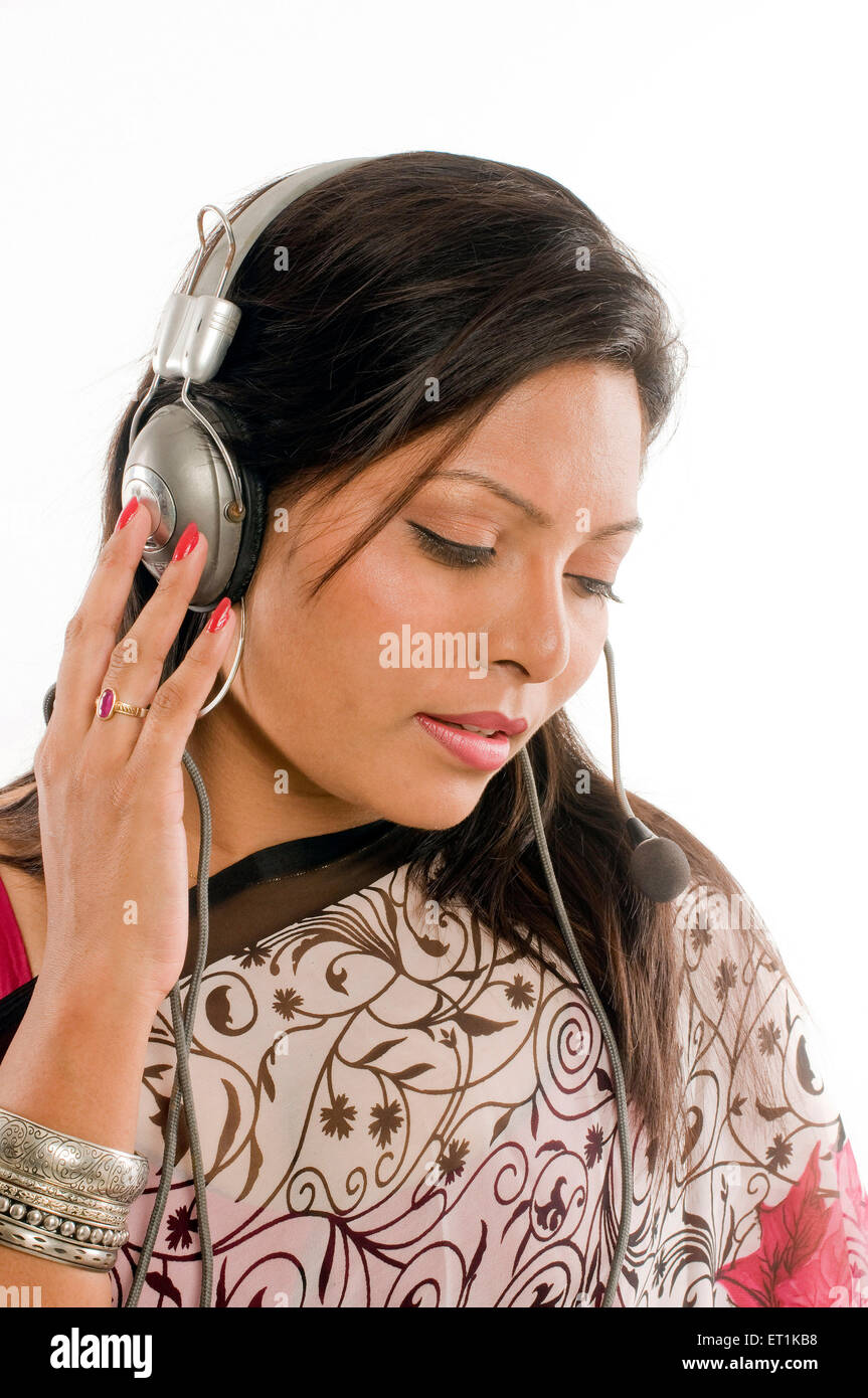 South Indian woman wearing saree et écouter la musique à Pune Maharashtra en Inde Asie M.# 686X Banque D'Images