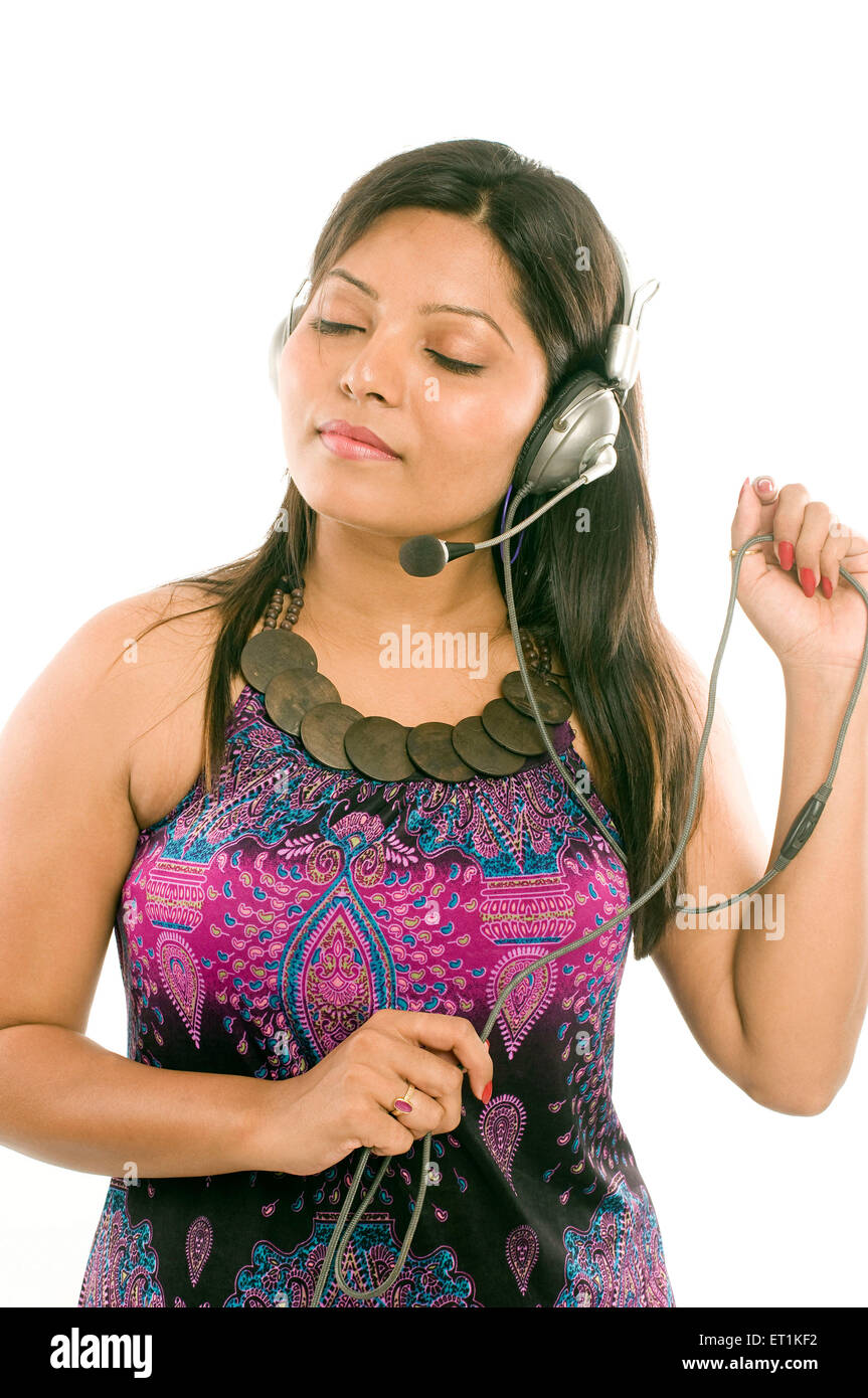 South Indian girl débardeur et écouter la musique à Pune Maharashtra en Inde Asie M.# 686X Banque D'Images