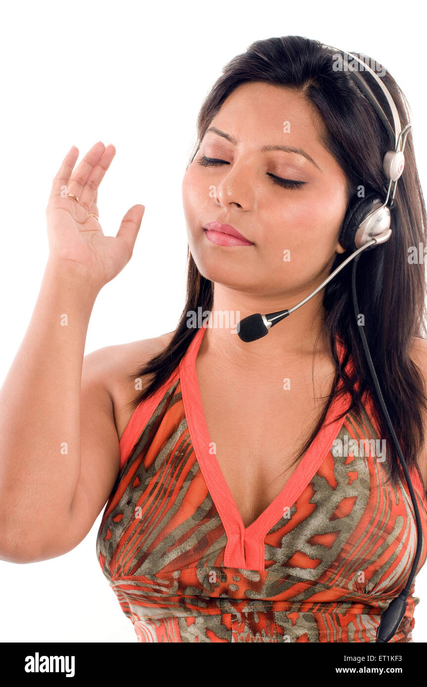 South Indian girl wearing haut et d'écouter la musique à Pune Maharashtra en Inde Asie M.# 686X Banque D'Images