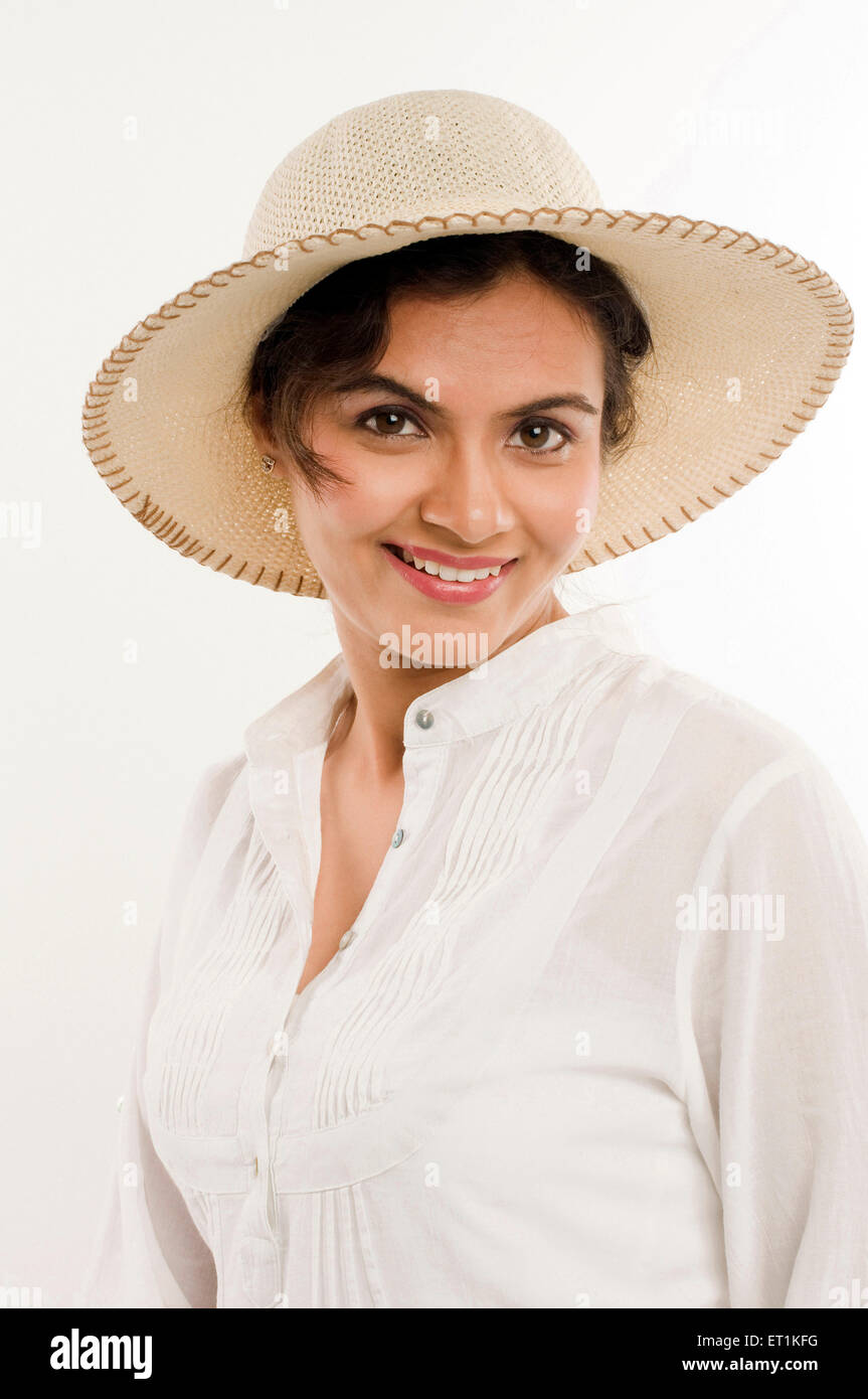 South Indian girl wearing haut blanc et le chapeau à Pune Maharashtra en Inde Asie M.# 686M Banque D'Images