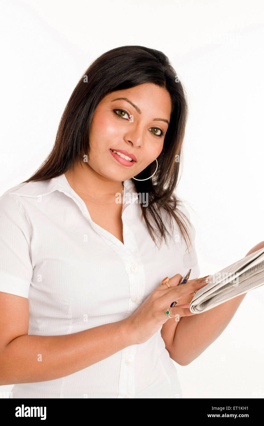 South Indian girl holding newspaper in Pune Maharashtra en Inde Asie M.# 686X Banque D'Images