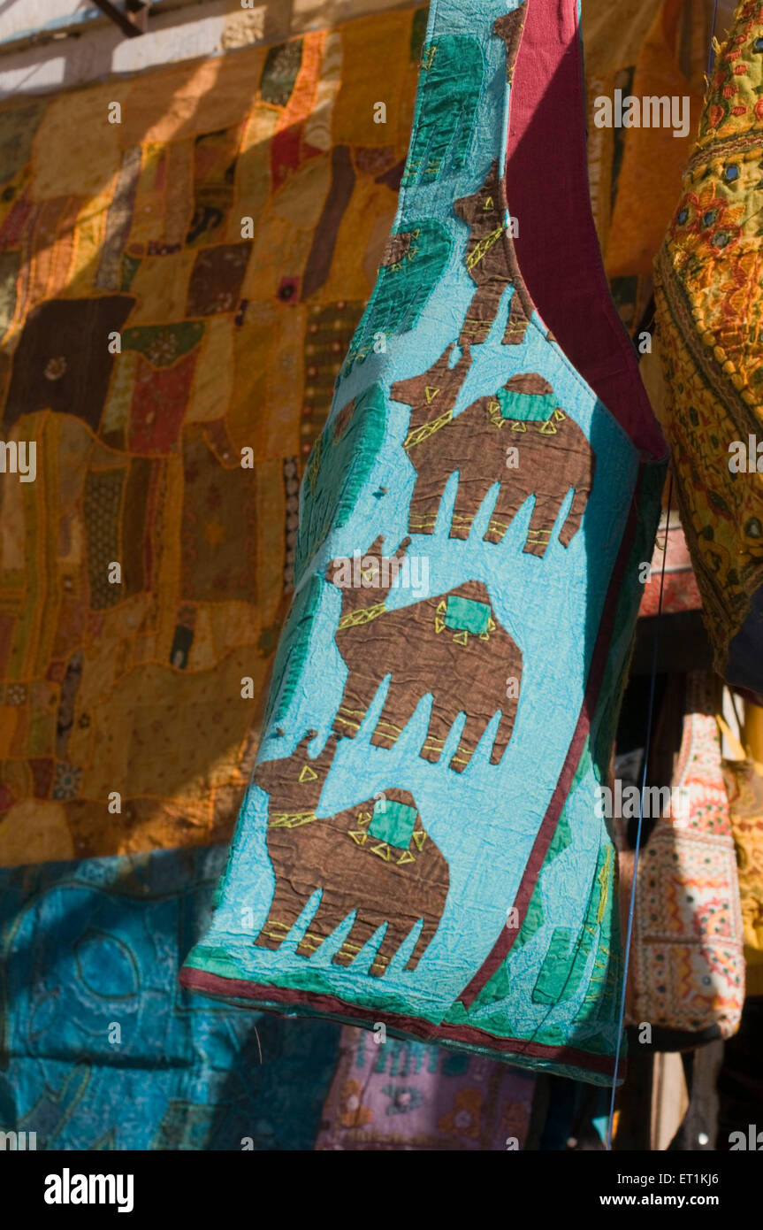 Tissu brodé la pendaison pour vente Gadisar Lake Asie Inde Rajasthan Jaisalmer Banque D'Images