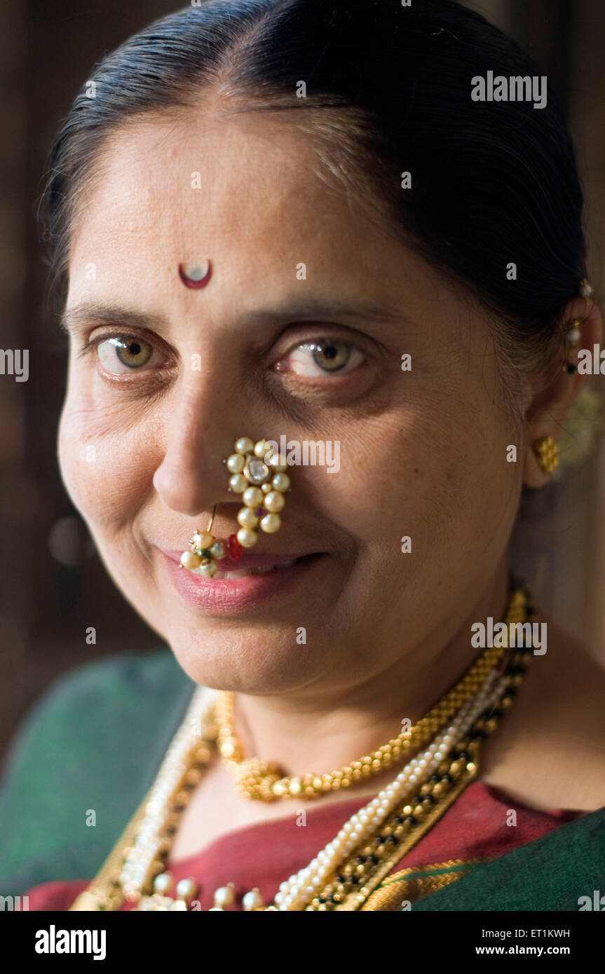 Un Portrait de femme au regard traditionnel Maharashtrian Pune Maharashtra Inde Asie M.# 686CC Banque D'Images