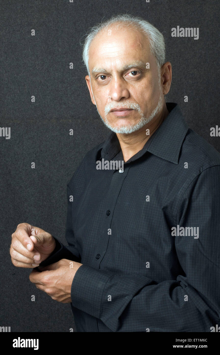 Vieil homme en noir manches longues et poignets à boutonner - Modèle de presse #  686P Banque D'Images