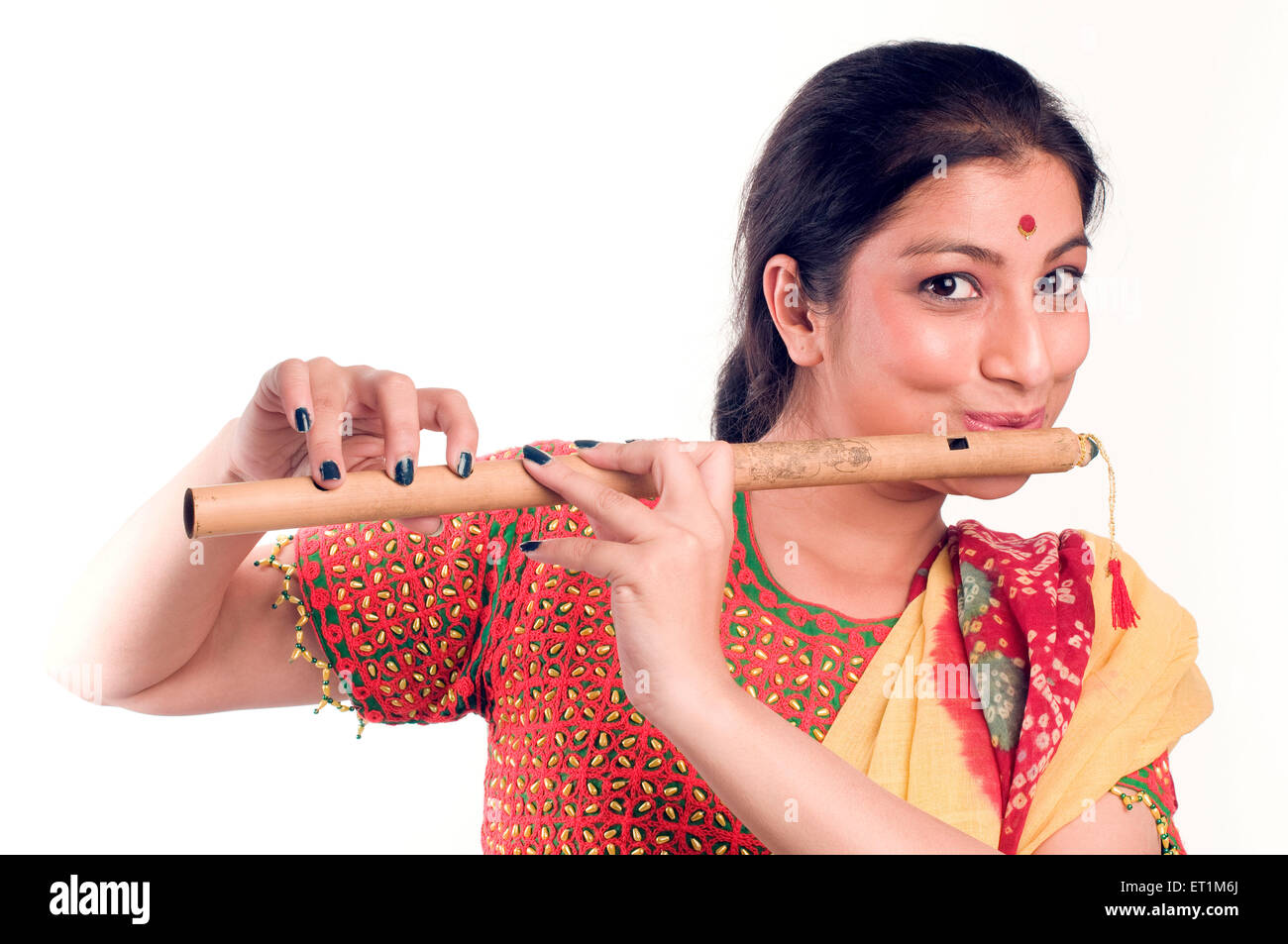 Portrait de jeune fille Maharashtrian jouant flute Pune Maharashtra Inde Asie M. #  686EE Banque D'Images