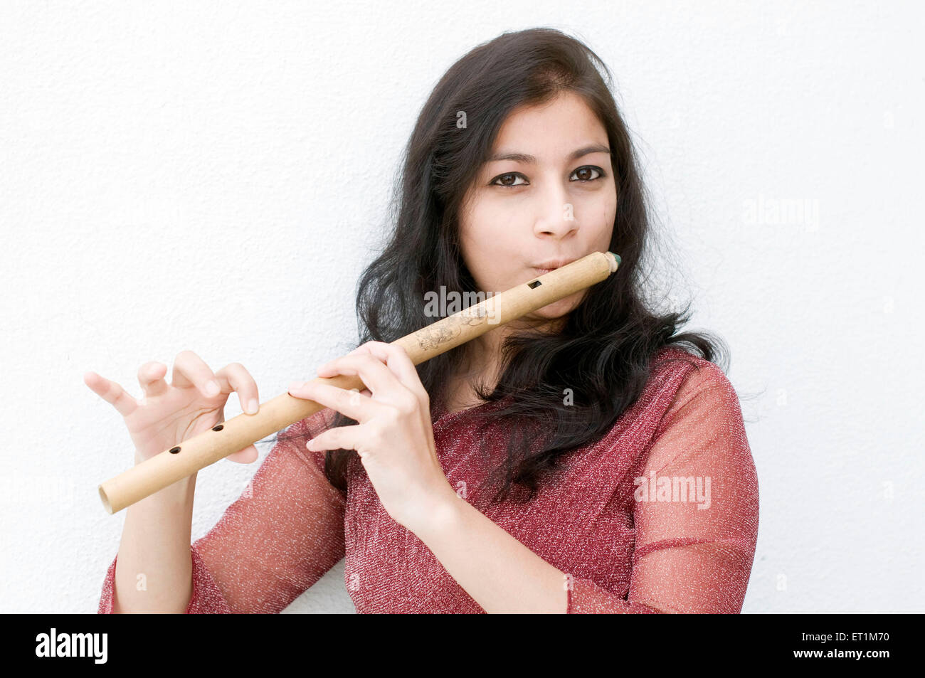 Un portrait de jeune fille jouant de la flûte maharashtrian Pune Maharashtra Inde Asie M. #  686EE Banque D'Images