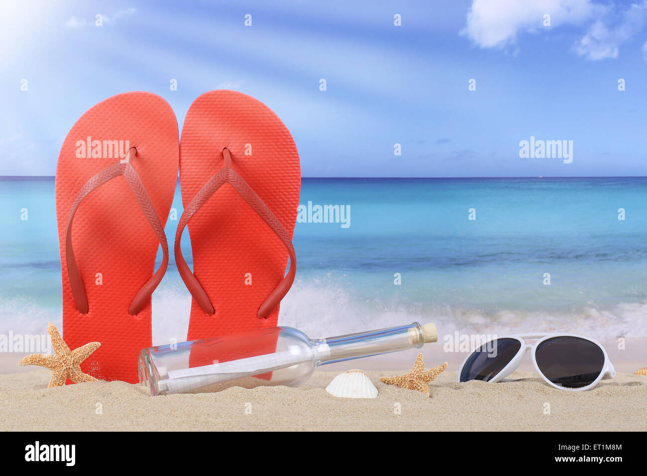 Scène de plage avec des tongs et sandales post bouteille location, vacances en été Banque D'Images