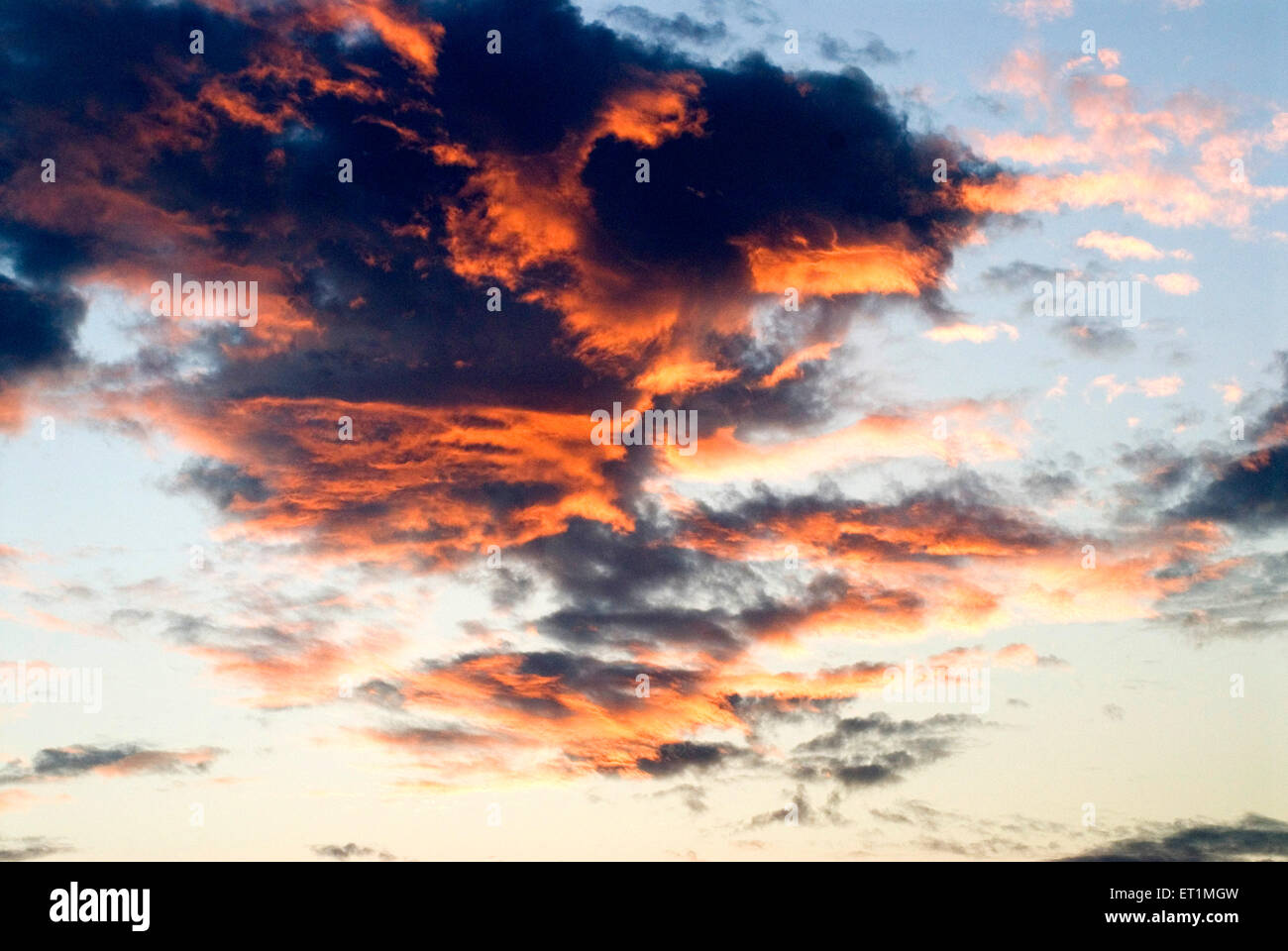 bleu ciel rouge nuage noir nuages Banque D'Images