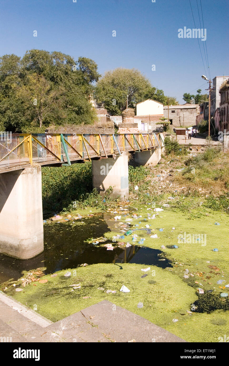 Pollution rivière dans les déchets de dépotoir de déchets de la rivière Karh à Sasvad village taluka Purandar Pune Inde Banque D'Images