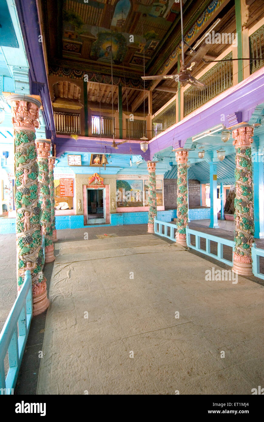 Vue de l'intérieur ; piliers en bois sculpté et peint à Sopandev tombe temple à Sasvad ; village ; district Purandar taluka Pune Banque D'Images