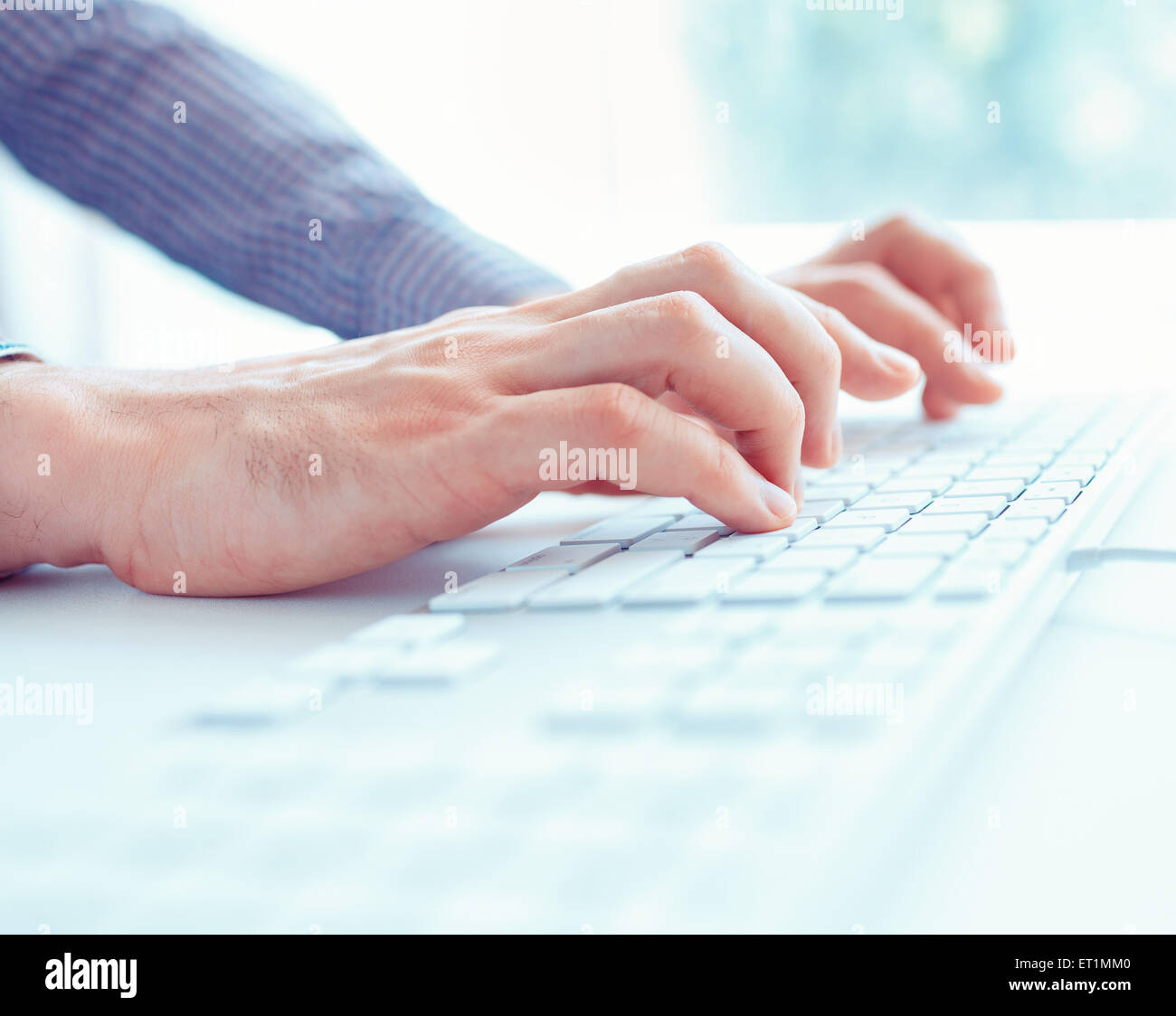 Les mains des hommes ou de l'homme office worker typing sur le clavier Banque D'Images