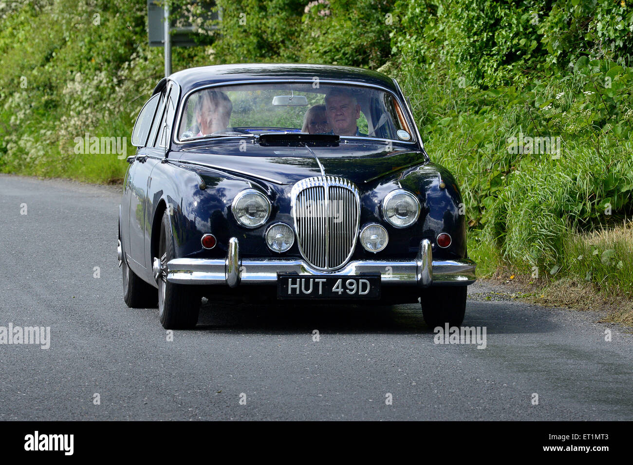1966 Daimler 2.5 v8 4 portes berline noire on country road, Burnfoot, comté de Donegal, Irlande Banque D'Images