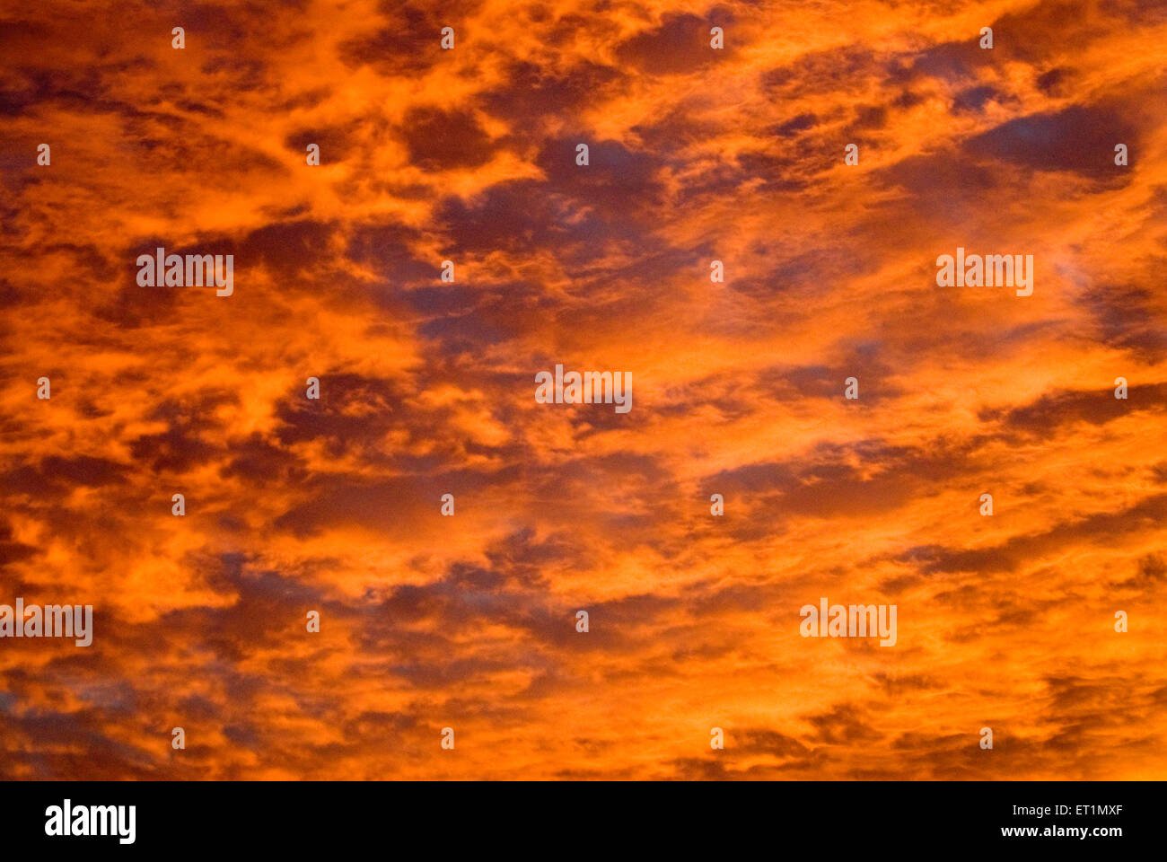 orange ciel jaune nuages lever de soleil matin Banque D'Images