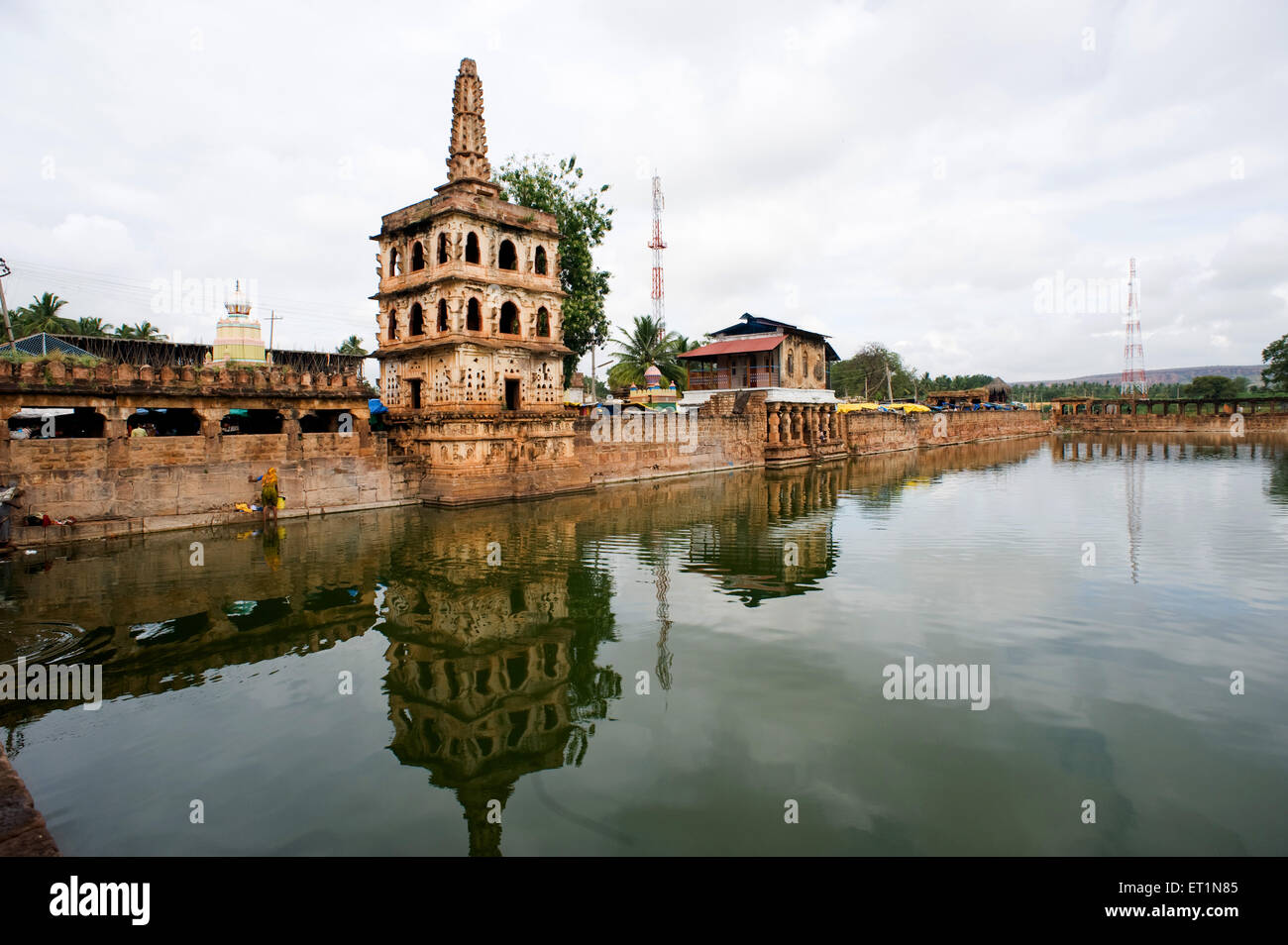 Harida avec réservoir et temple tirtha déesse victoire tower ; Banashankari second stage ; Bagalkot Karnataka ; Inde ; Banque D'Images