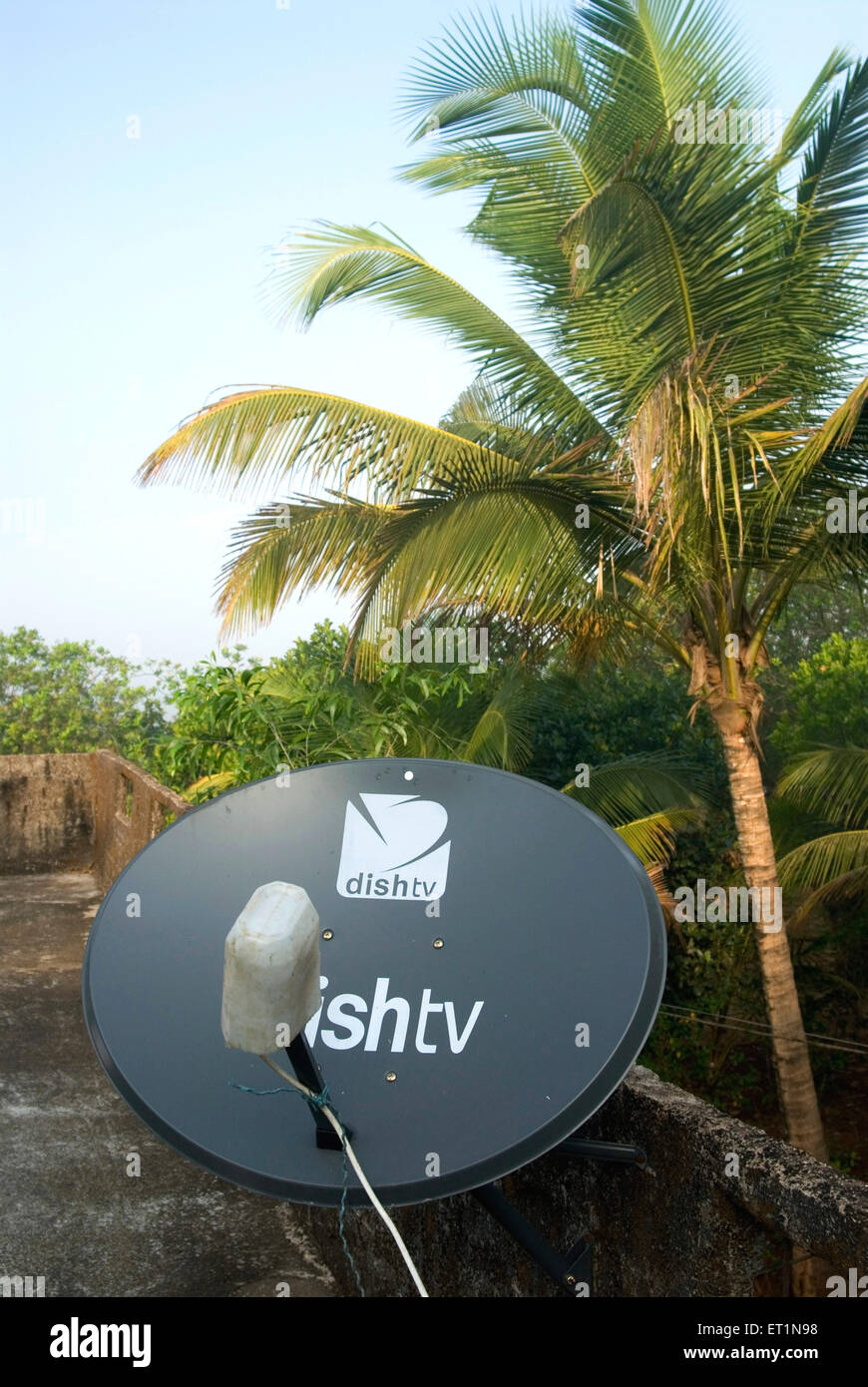 Antenne TV parabolique sur la terrasse de la maison de village Inde, fournisseur indien de services de diffusion directe par satellite Banque D'Images