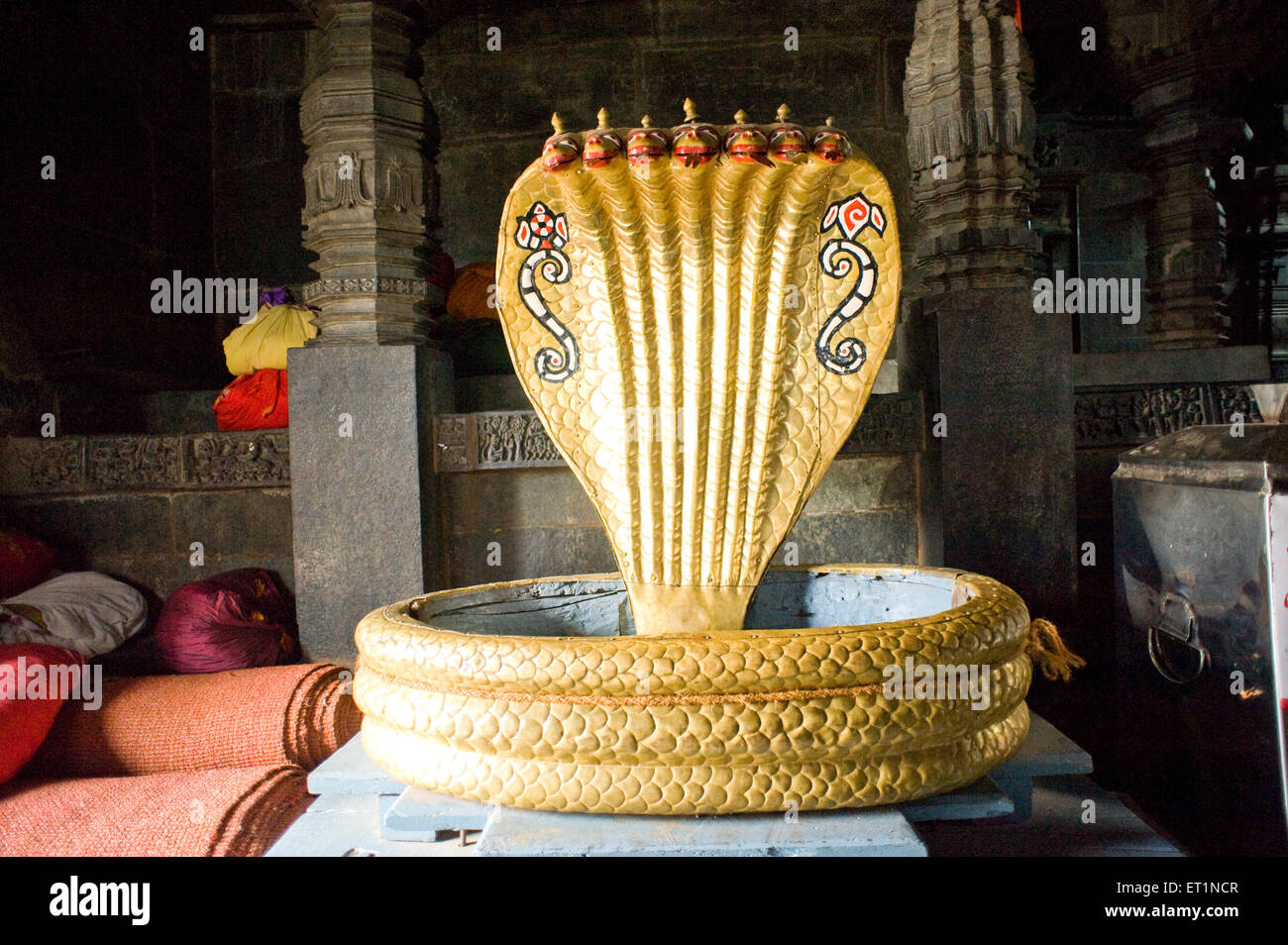 Snake dans metal vahana à chennakesava temple Belur ; ; ; ; Inde Karnataka Hassan Banque D'Images