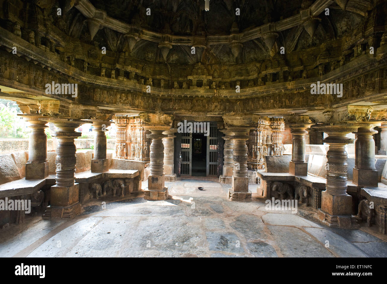 Shivalaya et pilier du temple mandapa ; Arsikere ; Hassan ; ; Inde Karnataka Banque D'Images