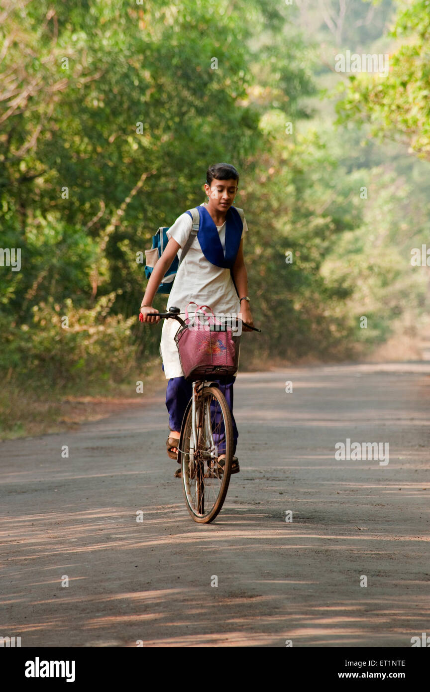 Jeune fille allant à l'école à vélo, Lanja, Ratnagiri, Maharashtra, Inde, M. NO 556 Banque D'Images