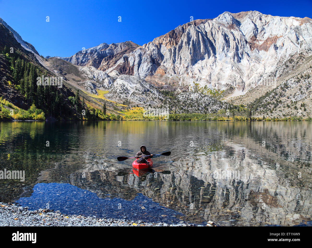 La kayakiste de Convict Lake en automne Banque D'Images