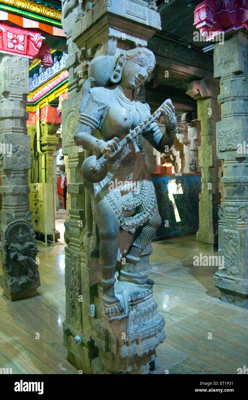 Statue de femme jouant de veena au Sri meenakshi temple de Madurai Tamil Nadu ; Inde ; Banque D'Images