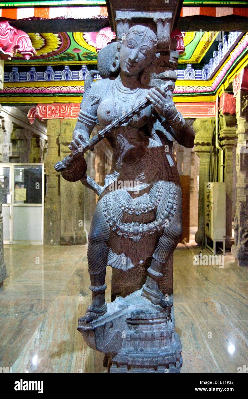 Statue de femme jouant de veena au Sri meenakshi temple de Madurai Tamil Nadu ; Inde ; Banque D'Images