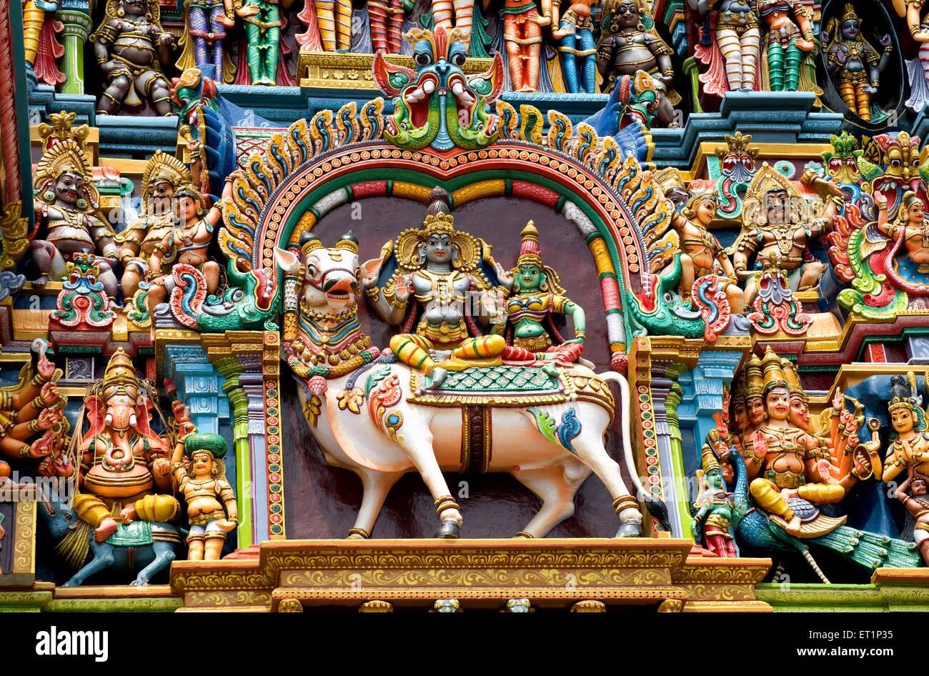 Le stuc de Shiva et Parvati sur gopuram du temple sri meenakshi de Madurai Tamil Nadu ; Inde ; Banque D'Images