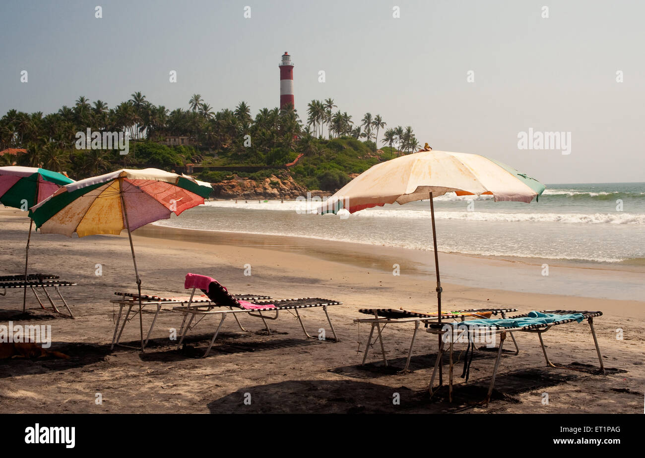 Parasols de plage ; Phare ; Plage de Kovalam ; Trivandrum ; Thiruvananthapuram ;Kerala ; Inde ; Asie Banque D'Images