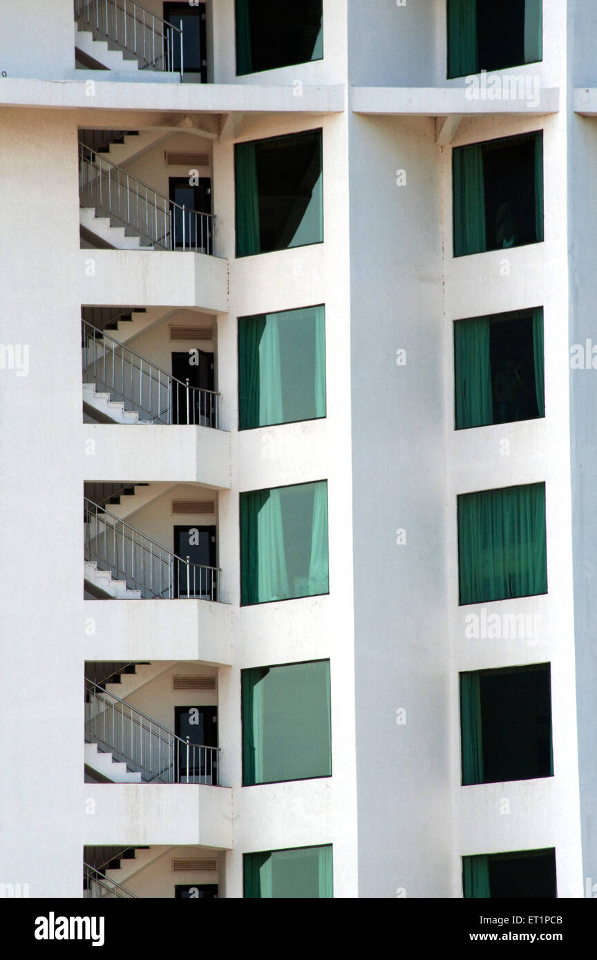 Fenêtres de bâtiment et escalier extérieur ; Kerala ; Inde ; Asie Banque D'Images