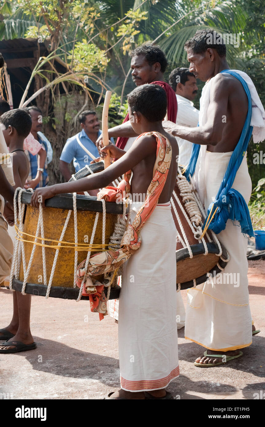 Jendai ; musiciens jouant des tambours ; Inde Kerala NOMR Banque D'Images