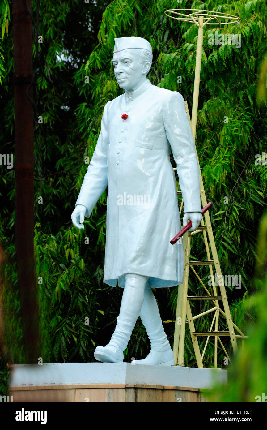 Statue en marbre blanc Jawaharlal Nehru ; Barshi ; Solapur ; Maharashtra ; Inde Banque D'Images