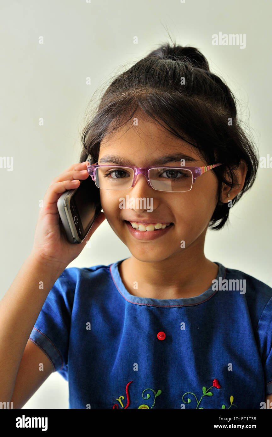 Fille parlant sur téléphone portable MR#556 Banque D'Images